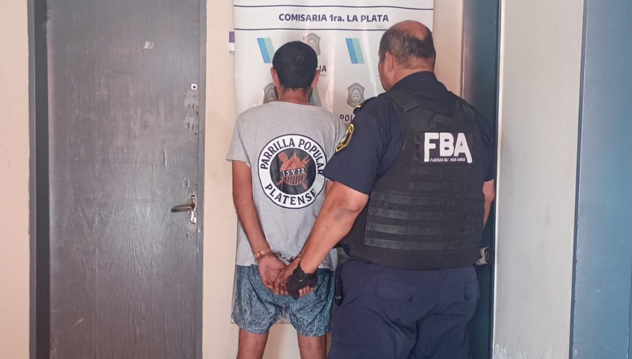 Detuvieron a un piromano por incendiar contenedores en el centro de La Plata