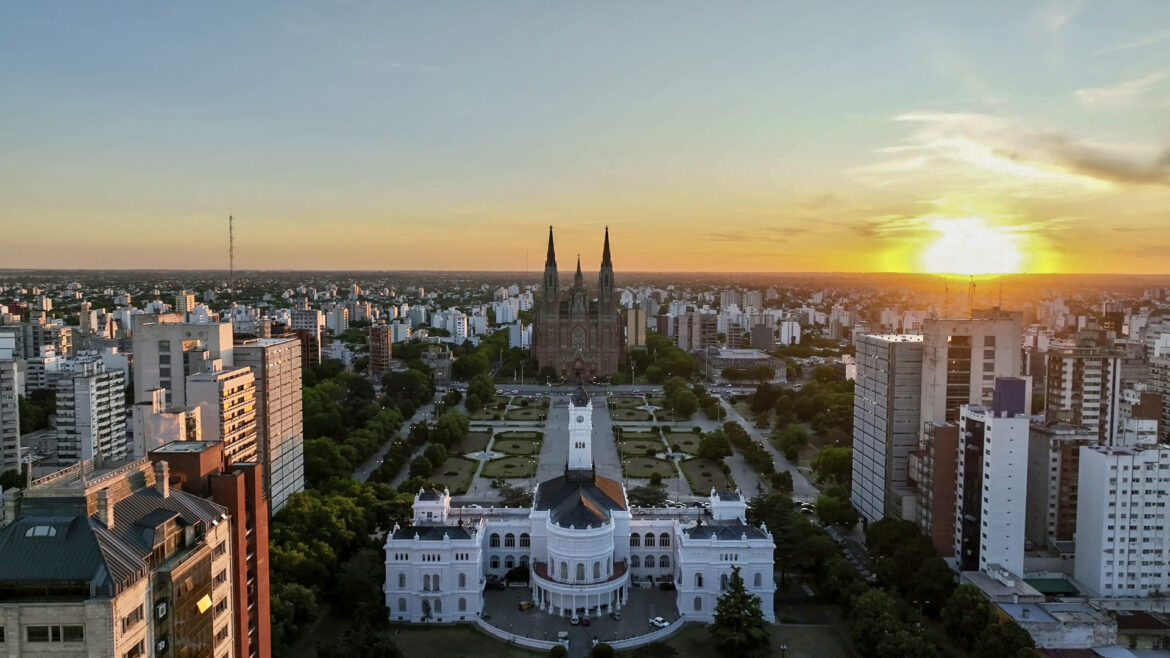 Invitan a redescubrir la historia de La Plata con nuevas salidas del Walking Tour este fin de semana