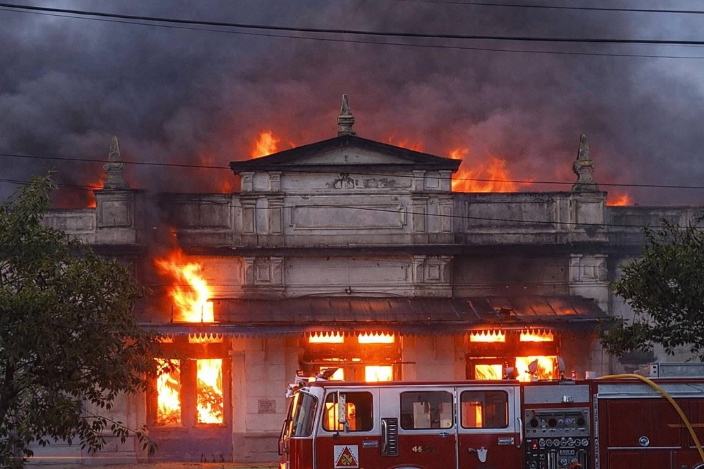 Destrucción total en la ex estación de trenes de Alberdi tras un incendio