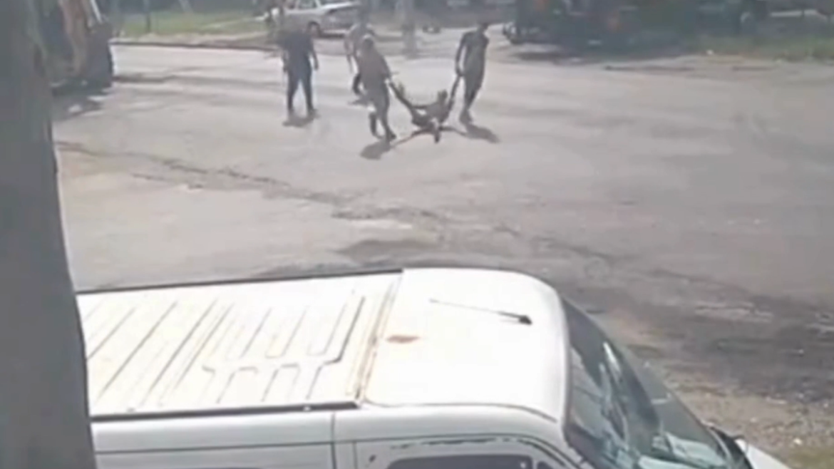 Video: tensión en Los Hornos vecinos redujeron a un ladrón y lo llevaron a una comisaría