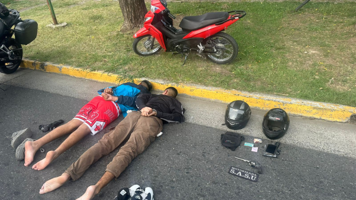 La Plata: detuvieron a dos jóvenes armados tras una persecución policial en el boulevard 120