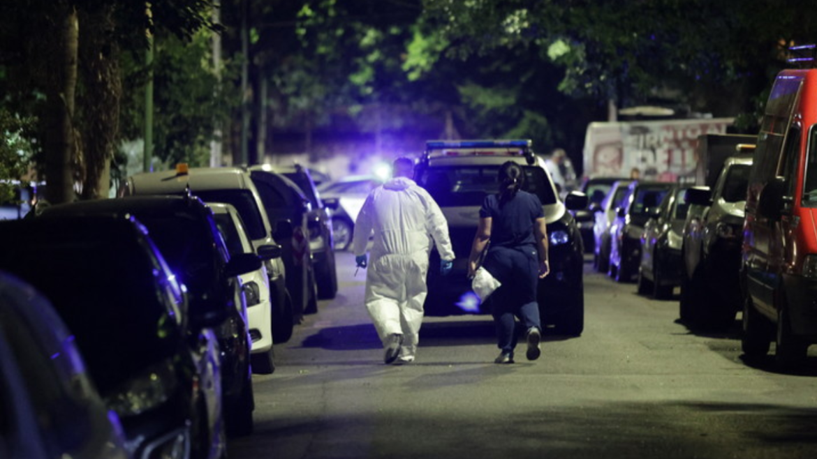 Volvió del trabajo y encontró a la niñera y a sus dos hijos de 2 y 4 años muertos