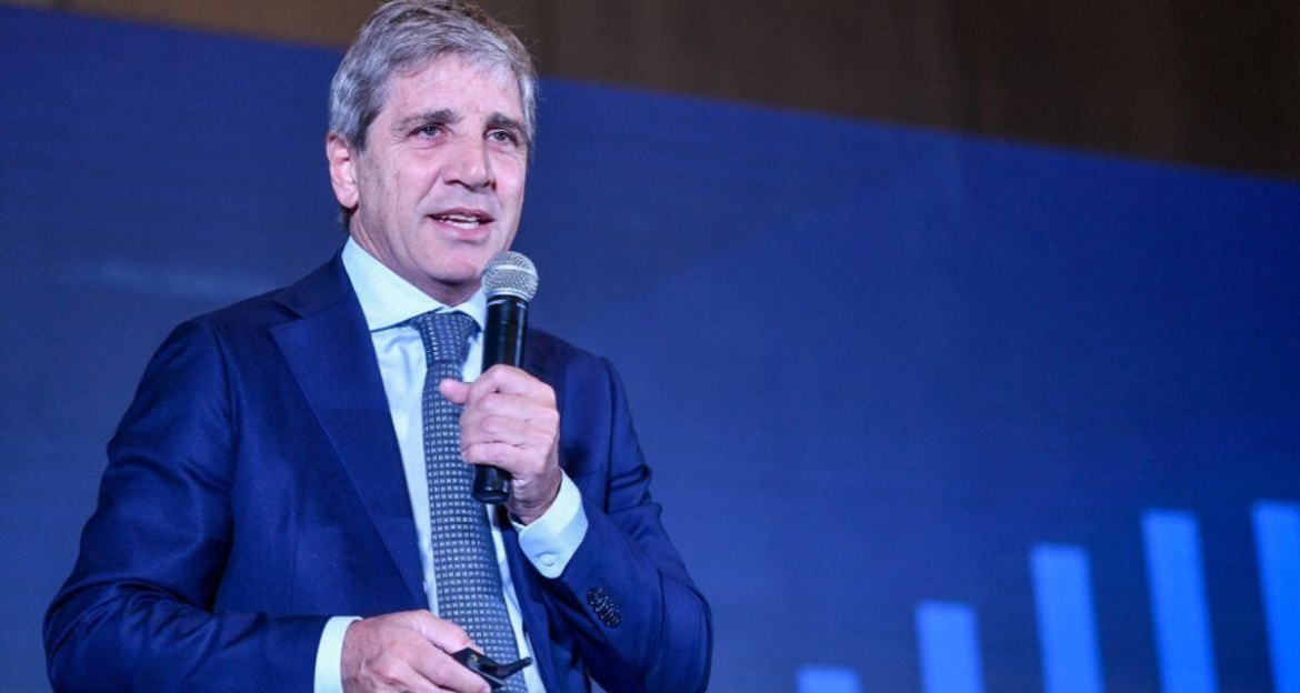 Caputo reveló dónde compra su ropa y volvió a cuestionar los precios locales