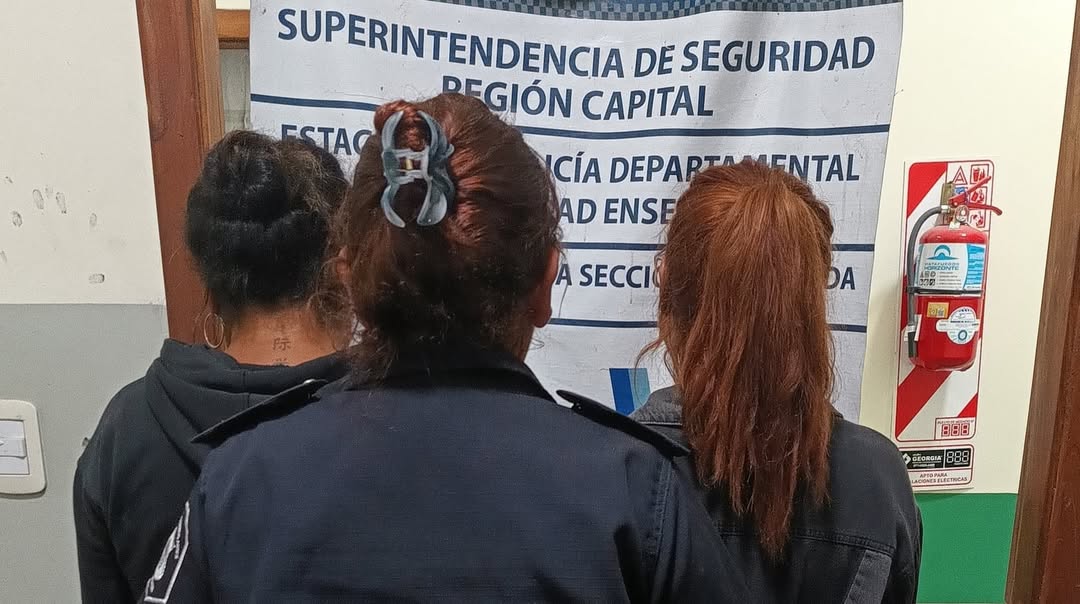 Detuvieron a cinco personas tras atacar a piedrazos un colectivo en Ensenada