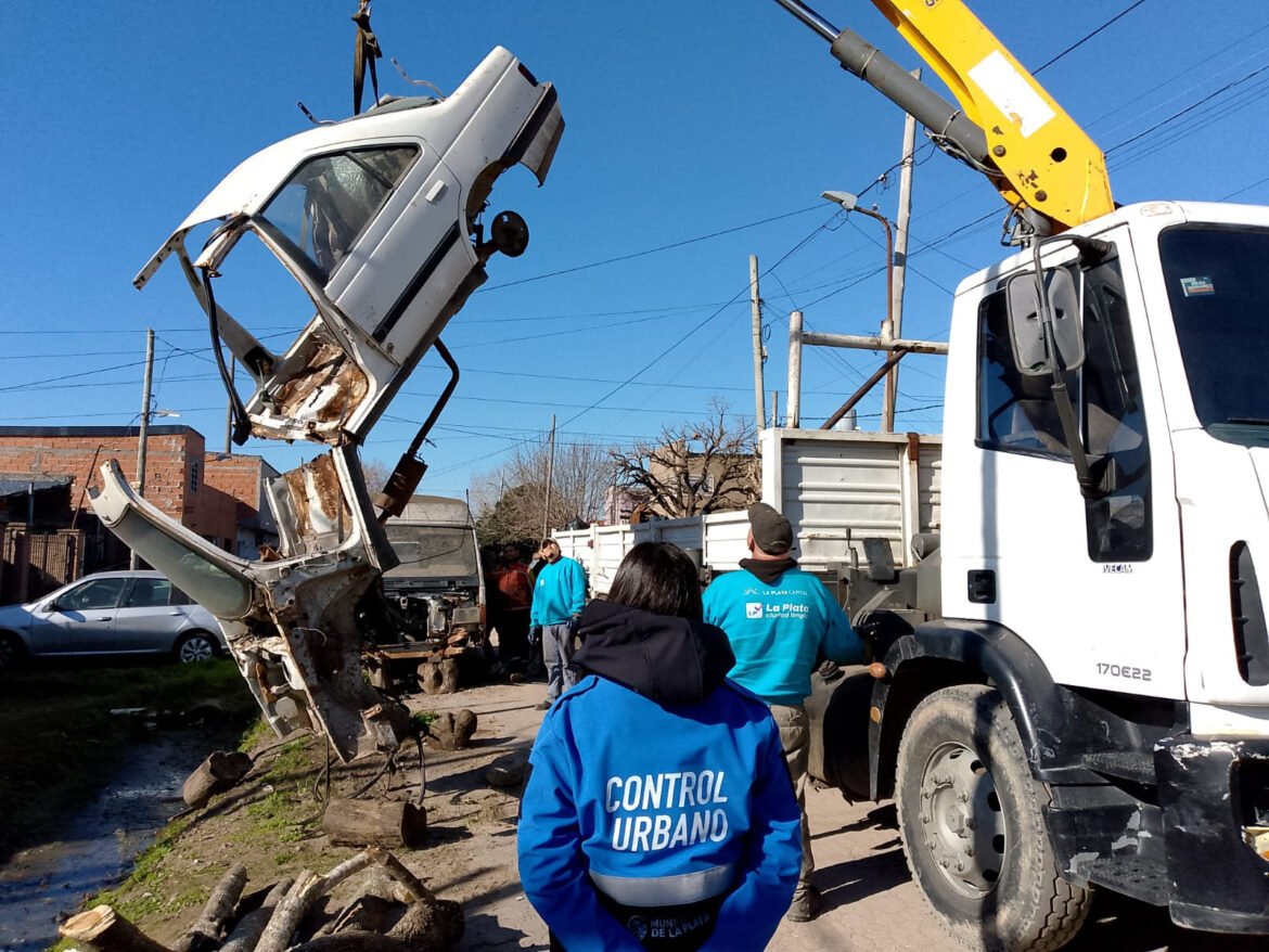 El Municipio desplegó operativos de remoción de autos abandonados en el sur y el oeste de La Plata