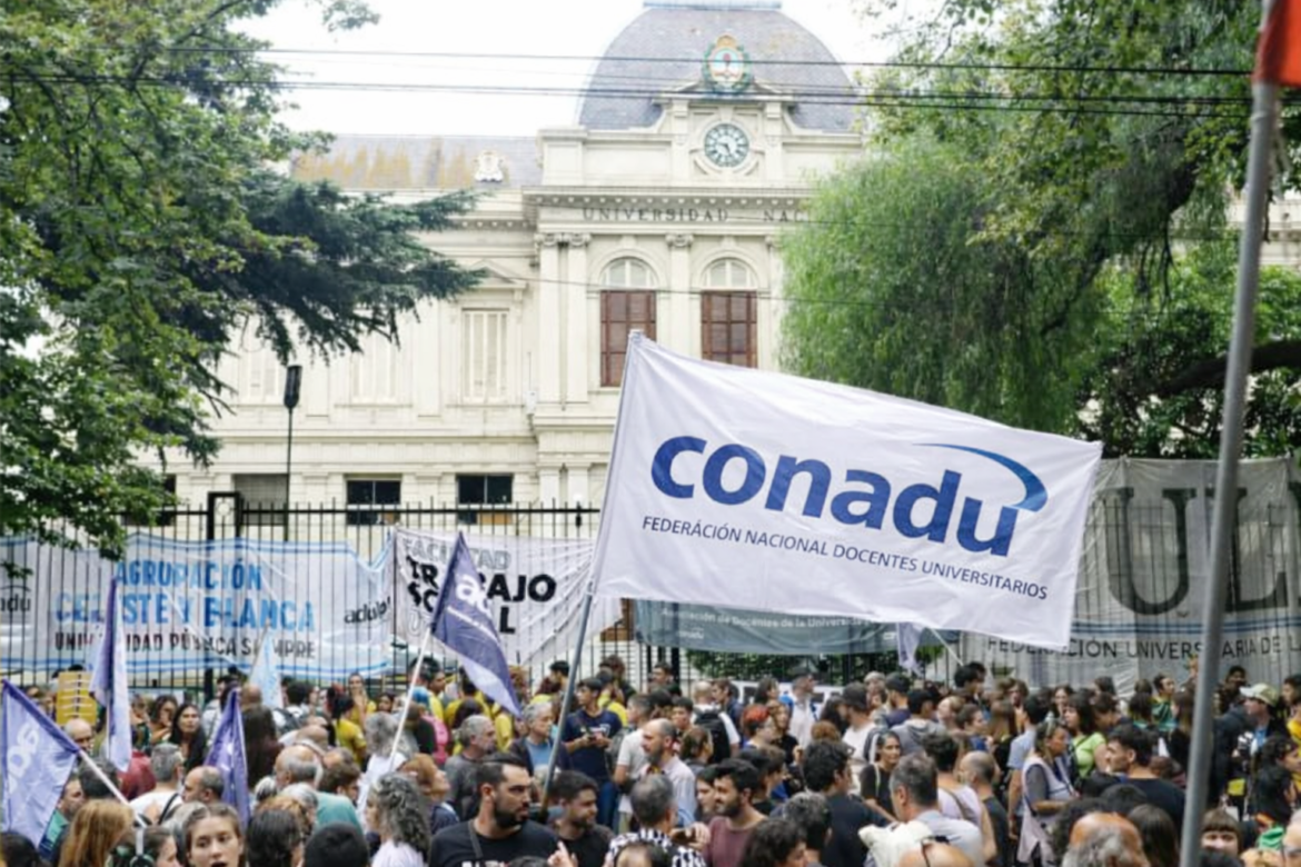 Docentes universitarios evalúan extender el paro y advierten con una huelga por tiempo indeterminado