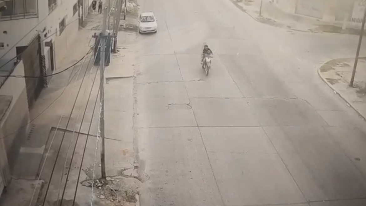 Difunden las imágenes del accidente en Quilmes en el que un motociclista murió tras chocar contra una soga