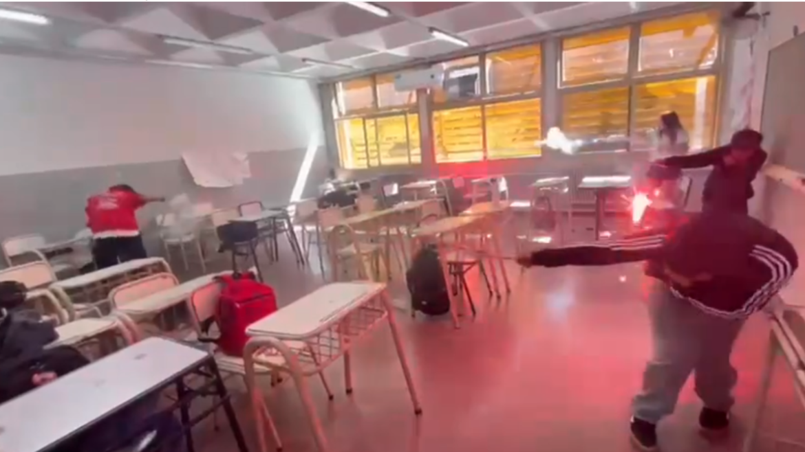 Alarmante episodio: en un aula alumnos jugaron una “guerra de bengalas”