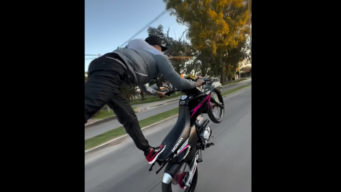 Denuncian en La Plata a un motociclista por hacer maniobras peligrosas en plena Avenida 520
