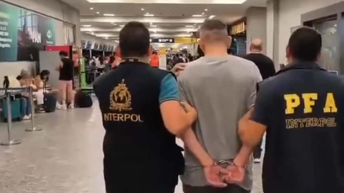 Cayó en Argentina, tenía pedido internacional y ya fue enviado a Perú para enfrentar a la Justicia