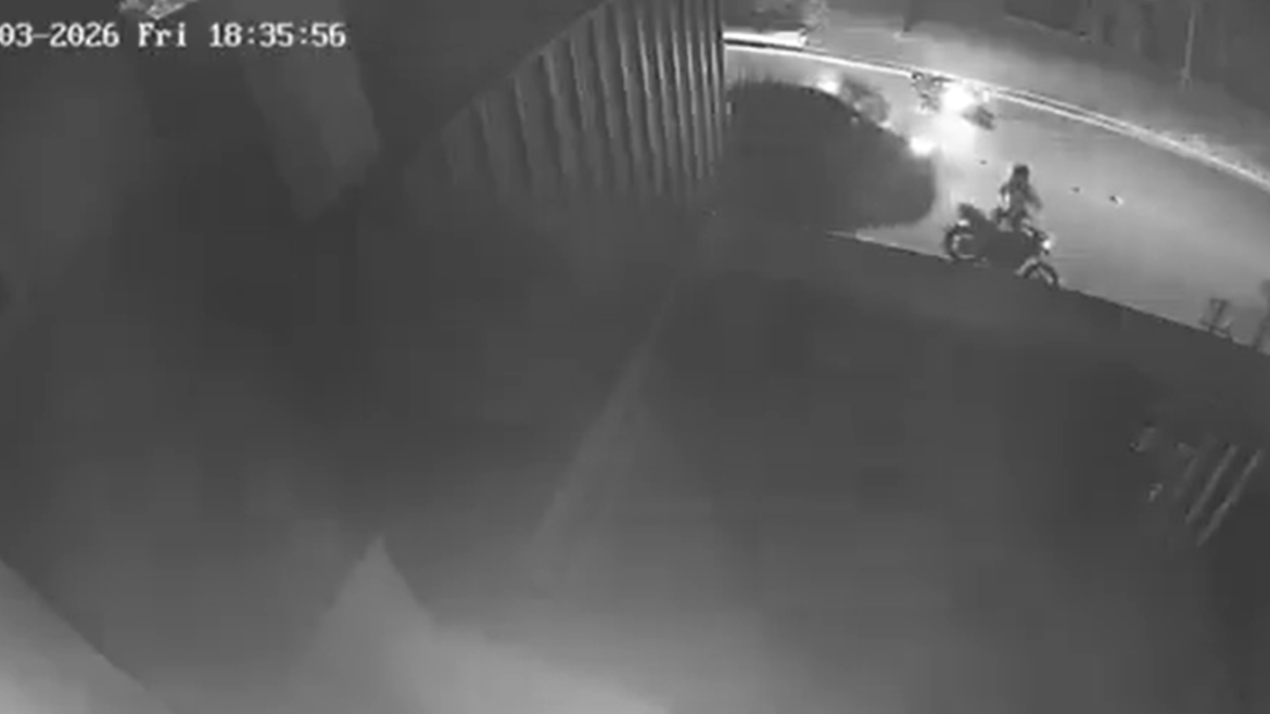 Buscan a un automovilista que chocó a dos jóvenes en moto y escapó sin ayudarlas