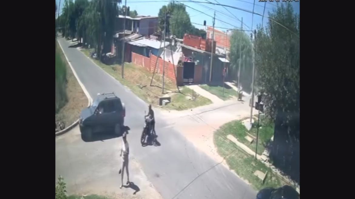 Choque en 16 y 80: una pareja en moto terminó herida y denuncian que el otro conductor se fue del lugar