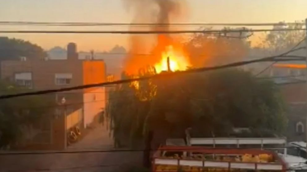Voraz incendio en Mariano Acosta: se prendió fuego un depósito de garrafas y hubo explosiones