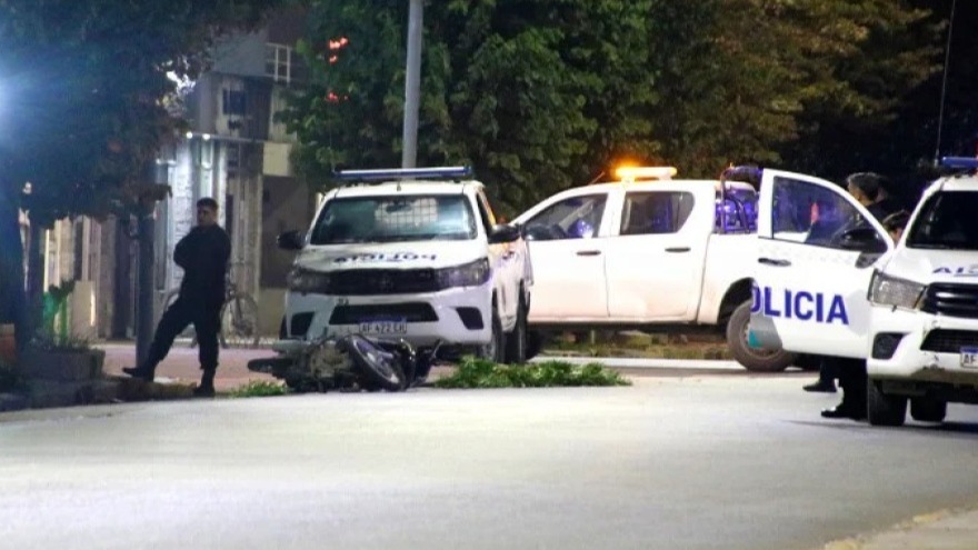 Murió un motociclista en Abasto tras un violento impacto contra una columna