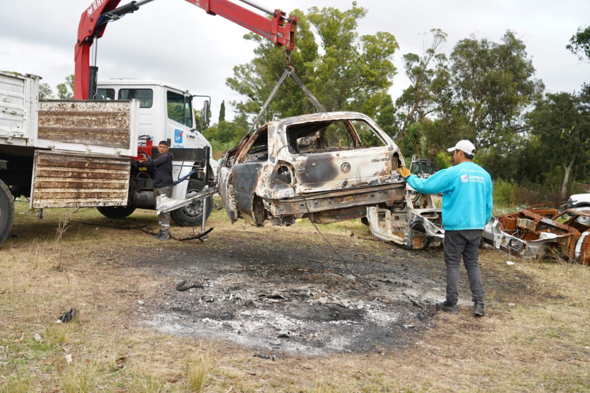 El Municipio ya removió 170 autos quemados y abandonados en distintos barrios de La Plata