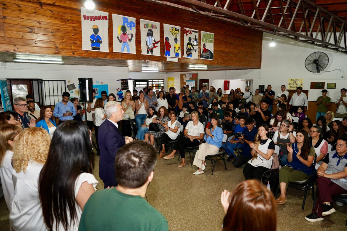 Alak encabezó la entrega de electrodomésticos y equipamiento para 15 escuelas platenses