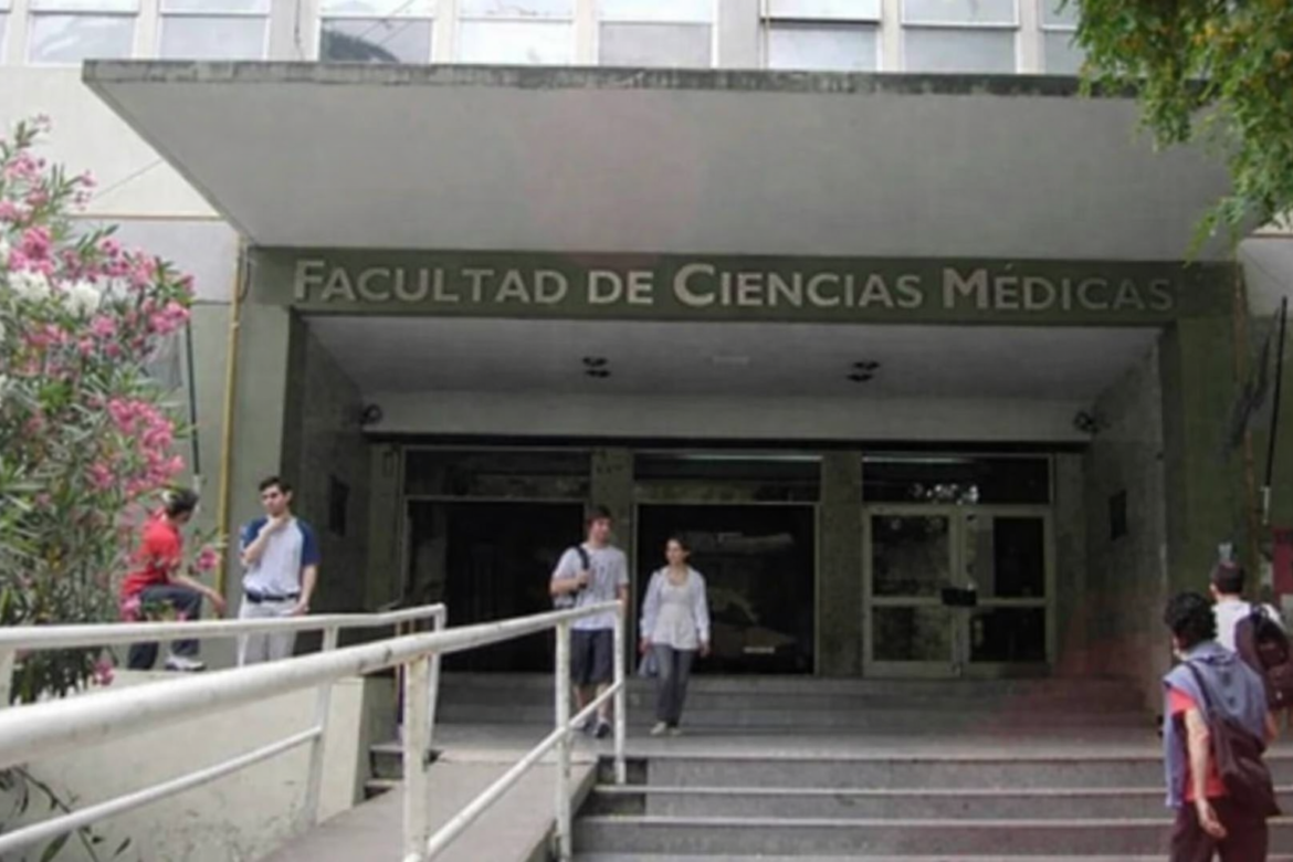 Estudiantes de Medicina de la UNLP reclaman por inscripciones desbordadas y falta de cupos