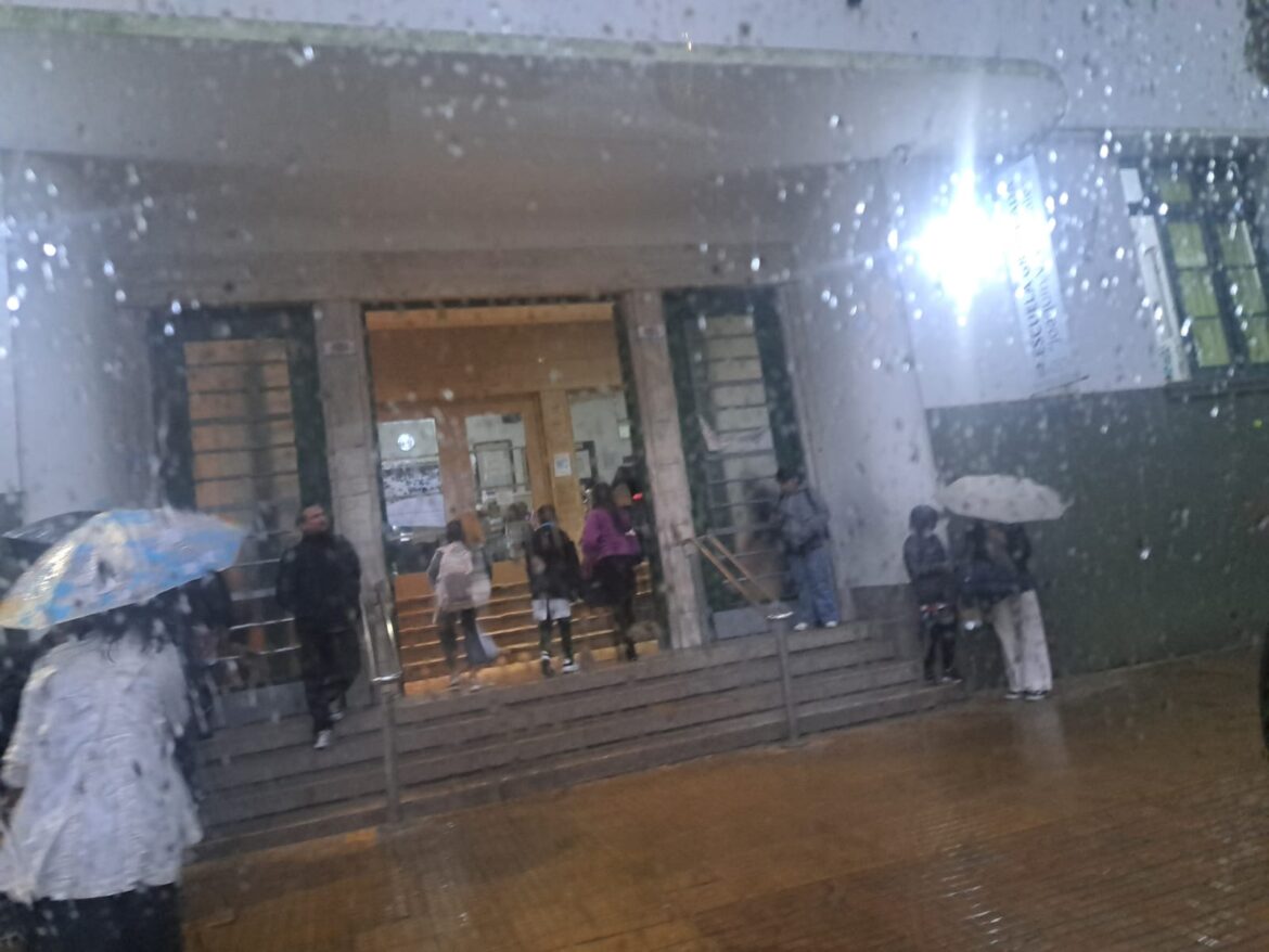 Tras los paros y los reclamos de las familias, la Escuela Anexa arrancó otra semana corta por un paro no docente
