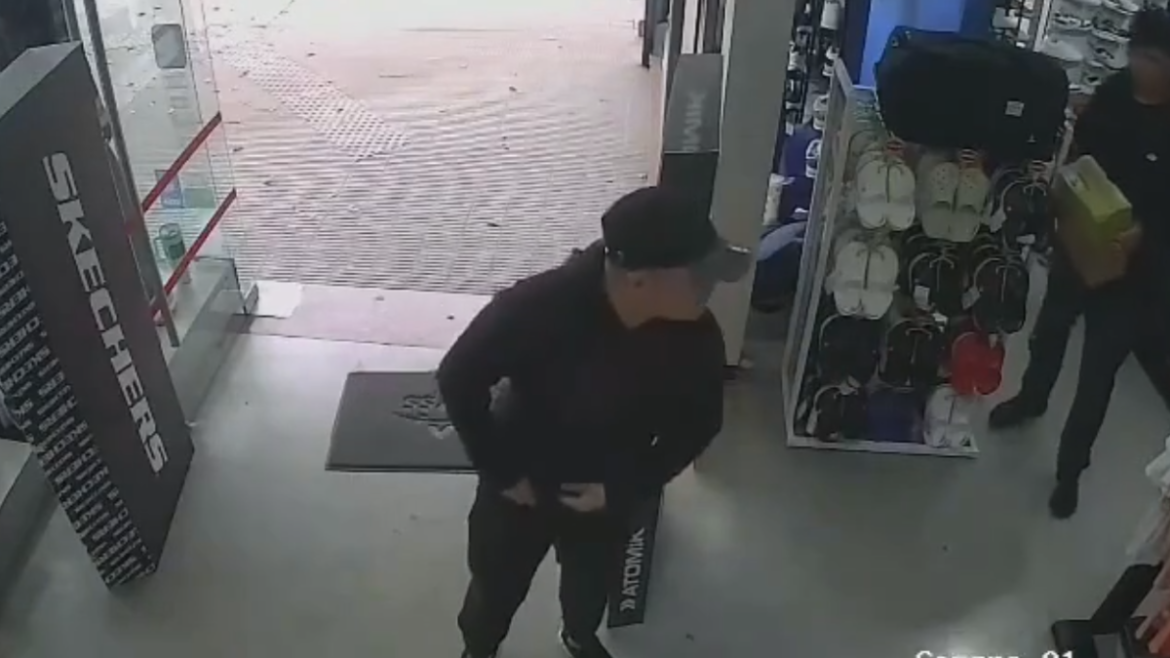 Asaltaron a mano armada un local de ropa deportiva en Los Hornos y escaparon a pie