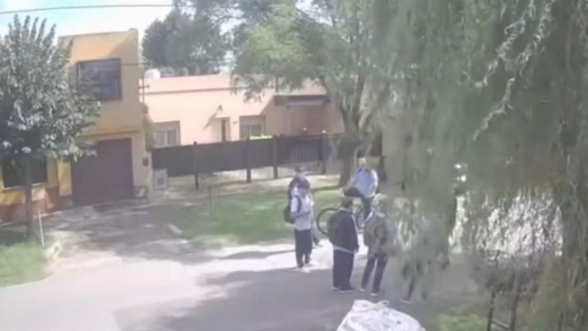 Robaron a un grupo de estudiantes a la salida de un colegio de Los Hornos