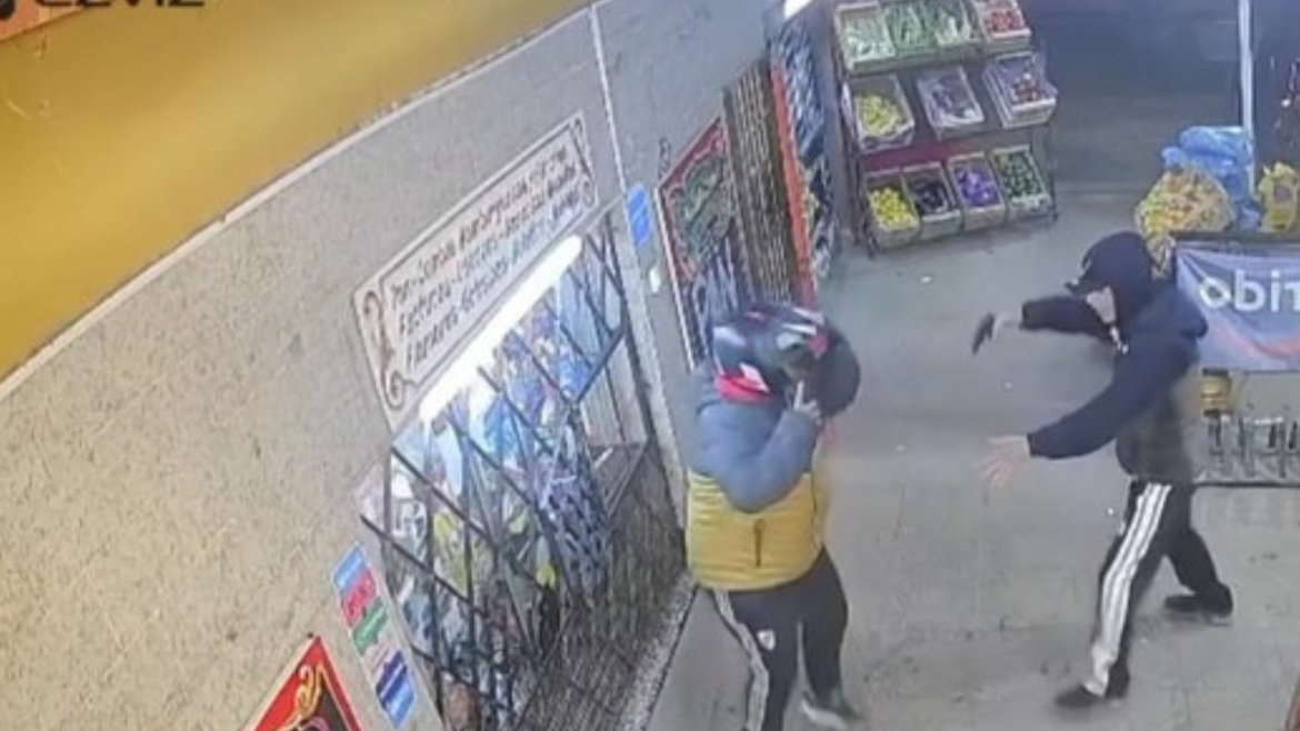 Video: asaltaron a un hombre a tiros para robarle el celular frente a un kiosco