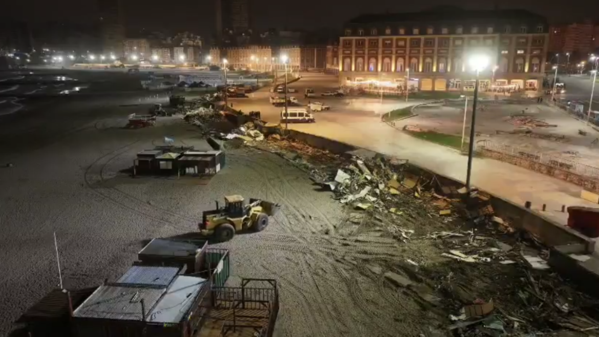 Desalojaron y demolieron la feria de la Rambla en Mar del Plata tras un amplio operativo