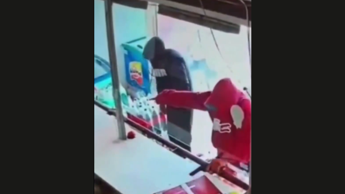 Video: Asalto en un local de La Plata: ladrones escaparon con casi $900 mil y un teléfono