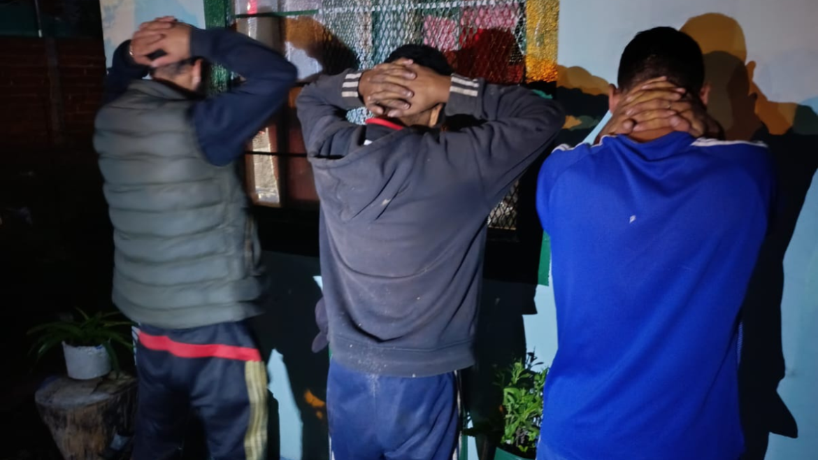 Allanamientos en Berisso por una causa de amenazas: no encontraron el arma, pero incautaron droga