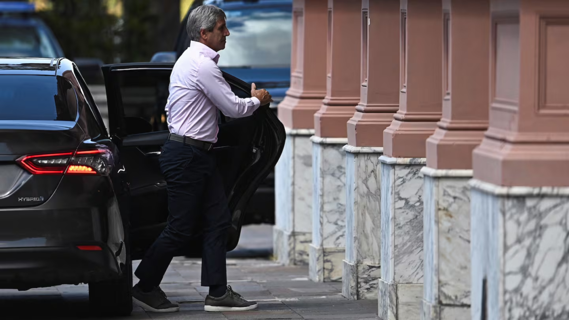 Caputo vuelve al mercado con deuda en dólares y apunta a reunir hasta US$900 millones