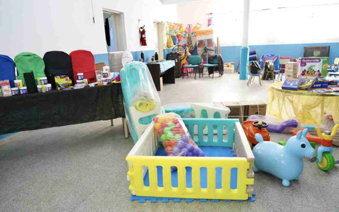 Alak encabezó una entrega de kits para fortalecer el aprendizaje integral desde la primera infancia