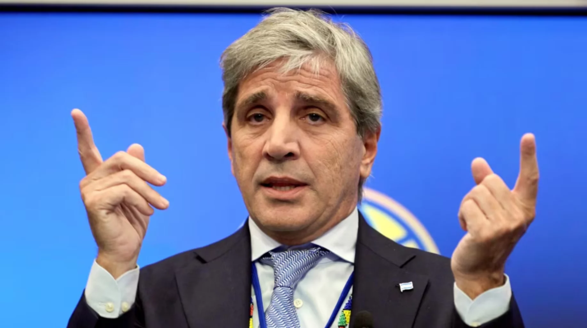 Caputo defendió el rumbo económico y adelantó nuevas rebajas impositivas, desregulación y privatizaciones