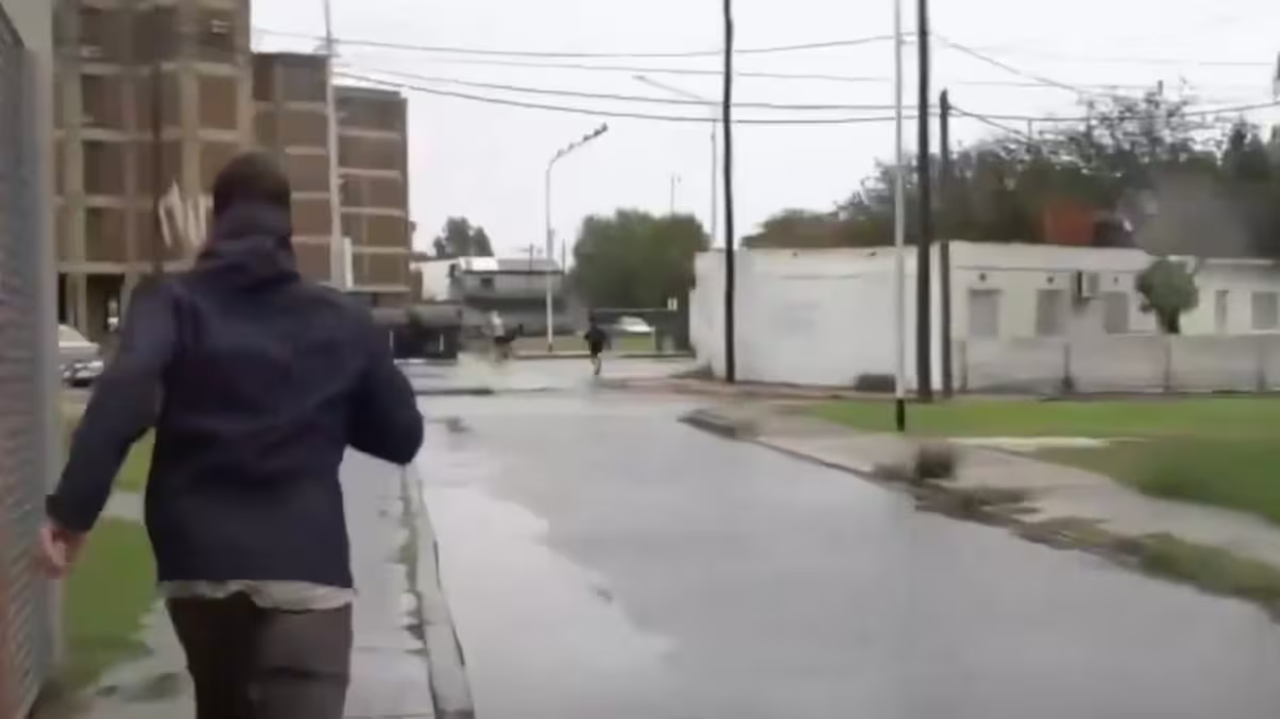 Robaron al periodista Diego Lewen mientras cubría las inundaciones en Dock Sud