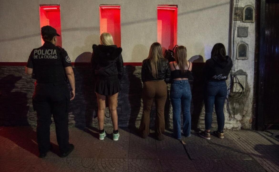 Operativo en Flores: demoraron a ocho mujeres y clausuraron un albergue transitorio en la zona roja