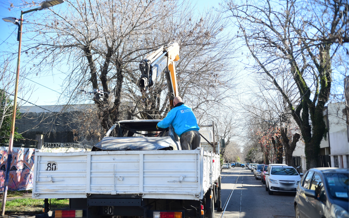 Avanza el plan de remoción de vehículos: cómo solicitar el retiro de un auto abandonado