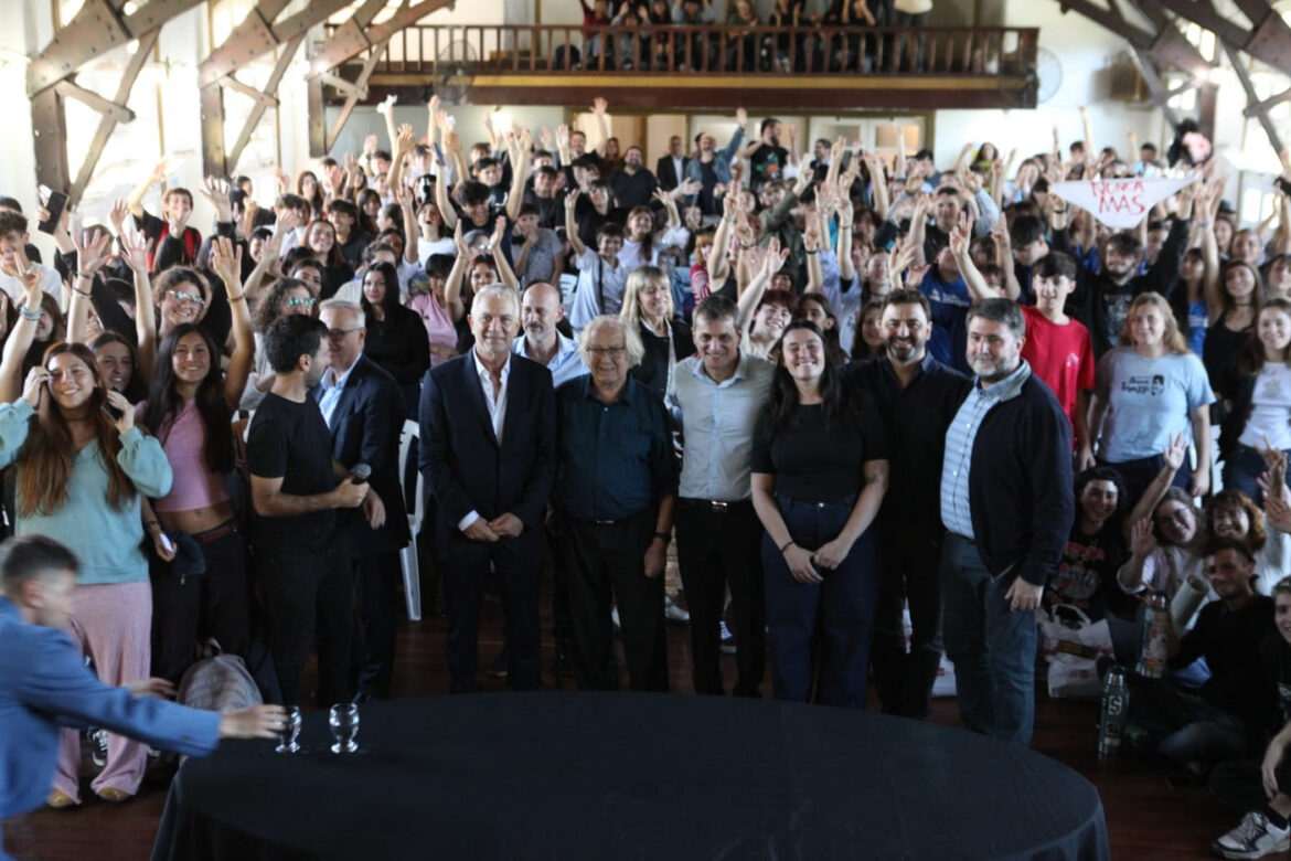 Alak y Pérez Esquivel encabezaron una jornada de participación juvenil en la República de los Niños