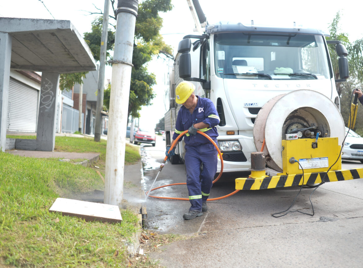 La Municipalidad reforzó la limpieza de sumideros ante el alerta amarillo