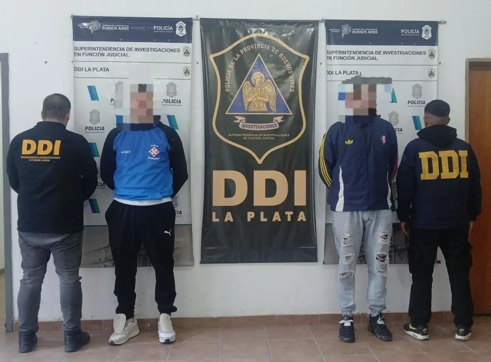 Dos hermanos con antecedentes por robo y abuso fueron detenidos por un violento asalto en Hernández