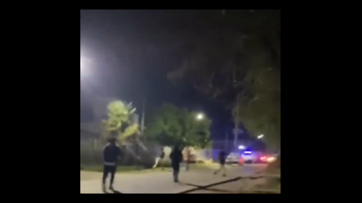 Video: violencia en City Bell, balas de goma, patrulleros dañados y un detenido