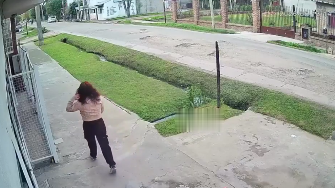 La Matanza: intentó salvar el celular durante un robo, pero el motochorro logró llevárselo