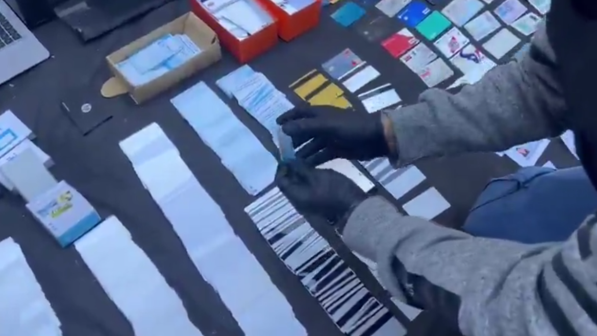 Cayeron “Los Prestacaras”: la banda que clonaba identidades para robar tarjetas