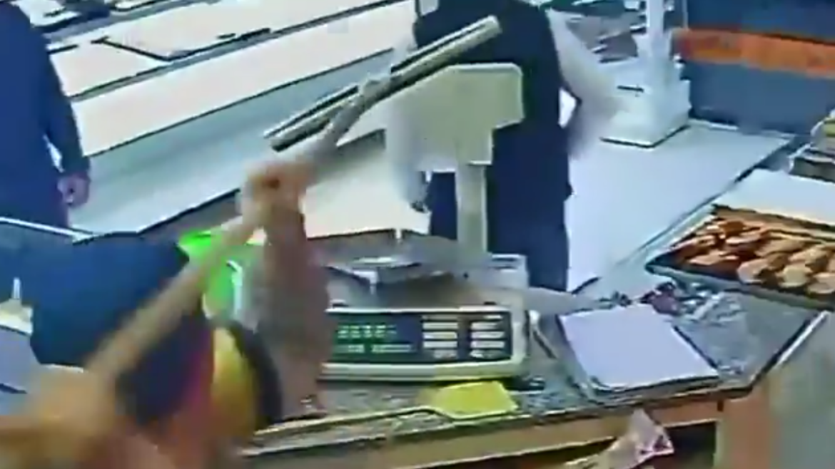Hartazgo: una empleada enfrentó a un ladrón durante un robo en una panadería