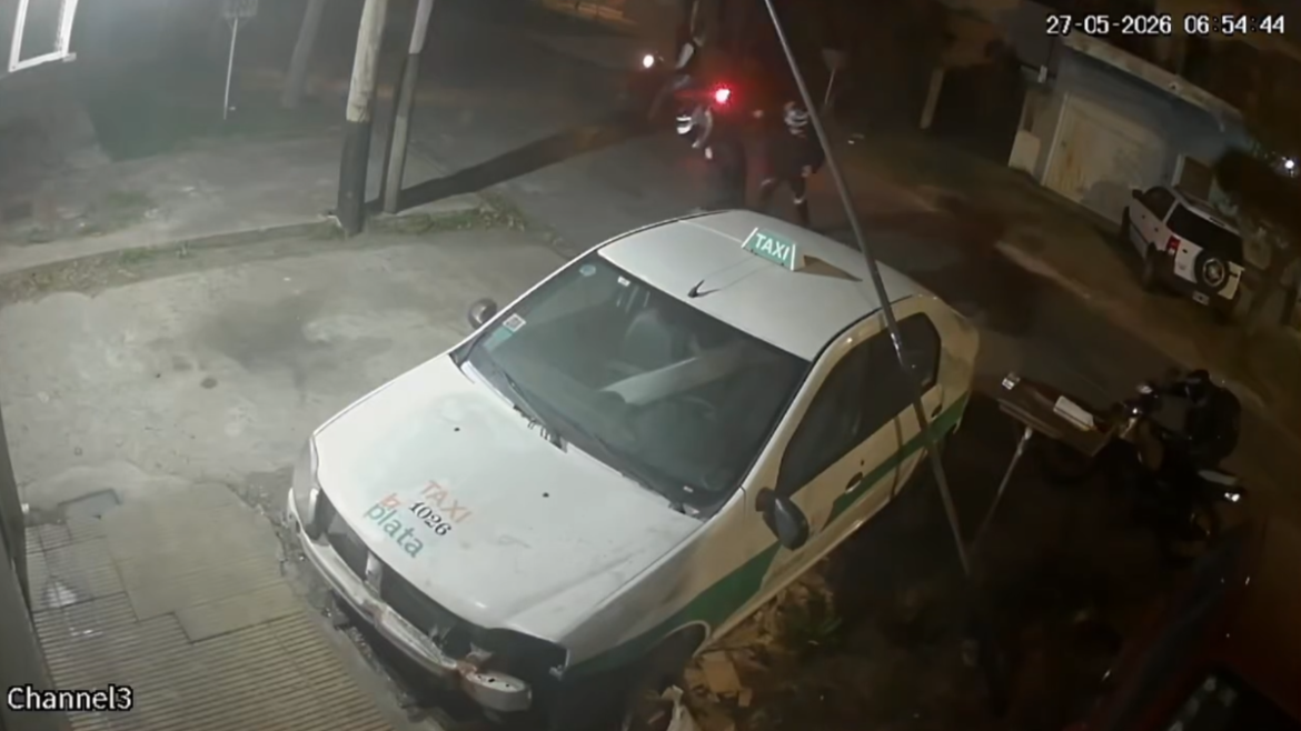 Video: Motochorros armados le robaron el celular y la moto a un vecino en Los Hornos