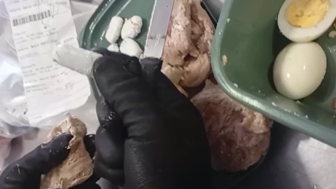Fue a visitar a un preso y quedó detenida por intentar ingresar cocaína escondida en bifes