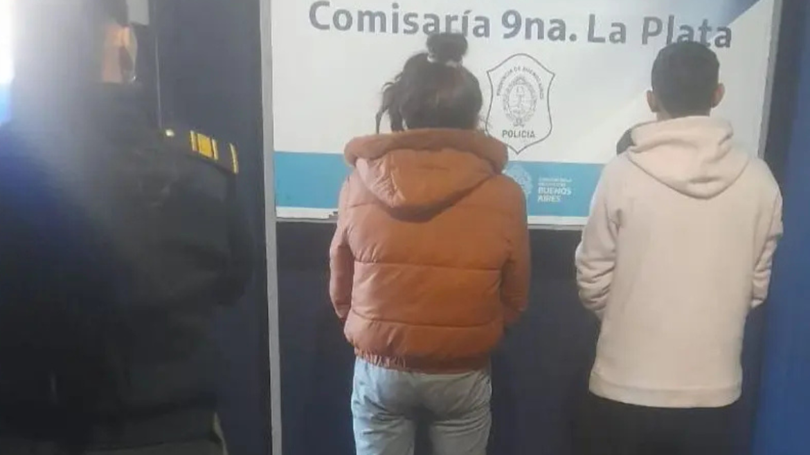 Una pareja terminó detenida tras romper la vidriera de una farmacia en La Plata