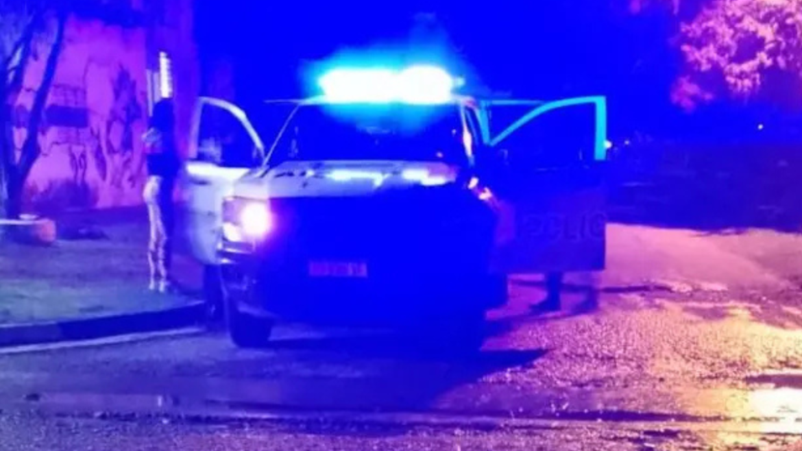 Rescataron a una mujer que gritaba por ayuda en La Plata y buscan al acusado