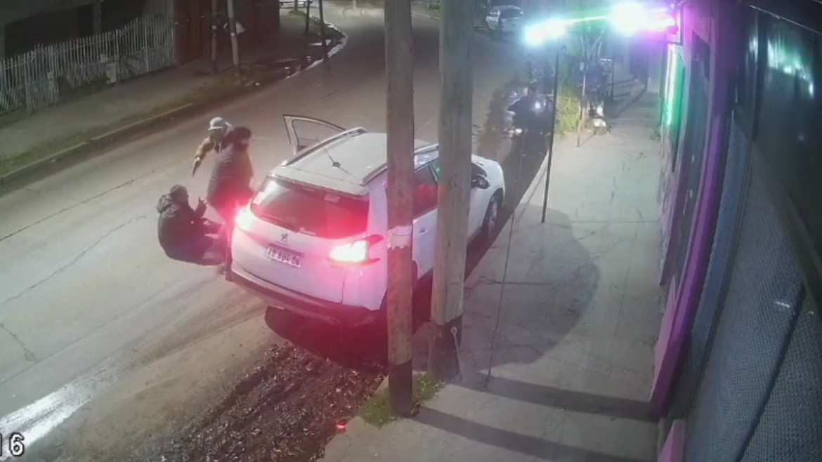 Video: Un policía bonaerense de civil repelió a tiros a ladrones que intentaron robarle a mano armada