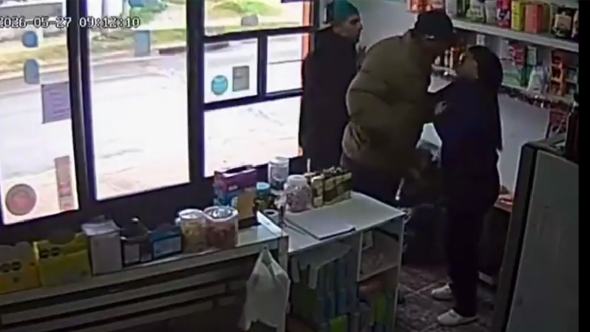 Video: entraron a robar a un kiosco y uno de los ladrones amenazó a la empleada con un revólver “Tranqui ma, no te va a pasar nada”.