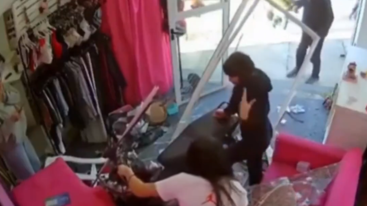 Dos mujeres en moto se incrustaron contra un local de ropa y causaron destrozos