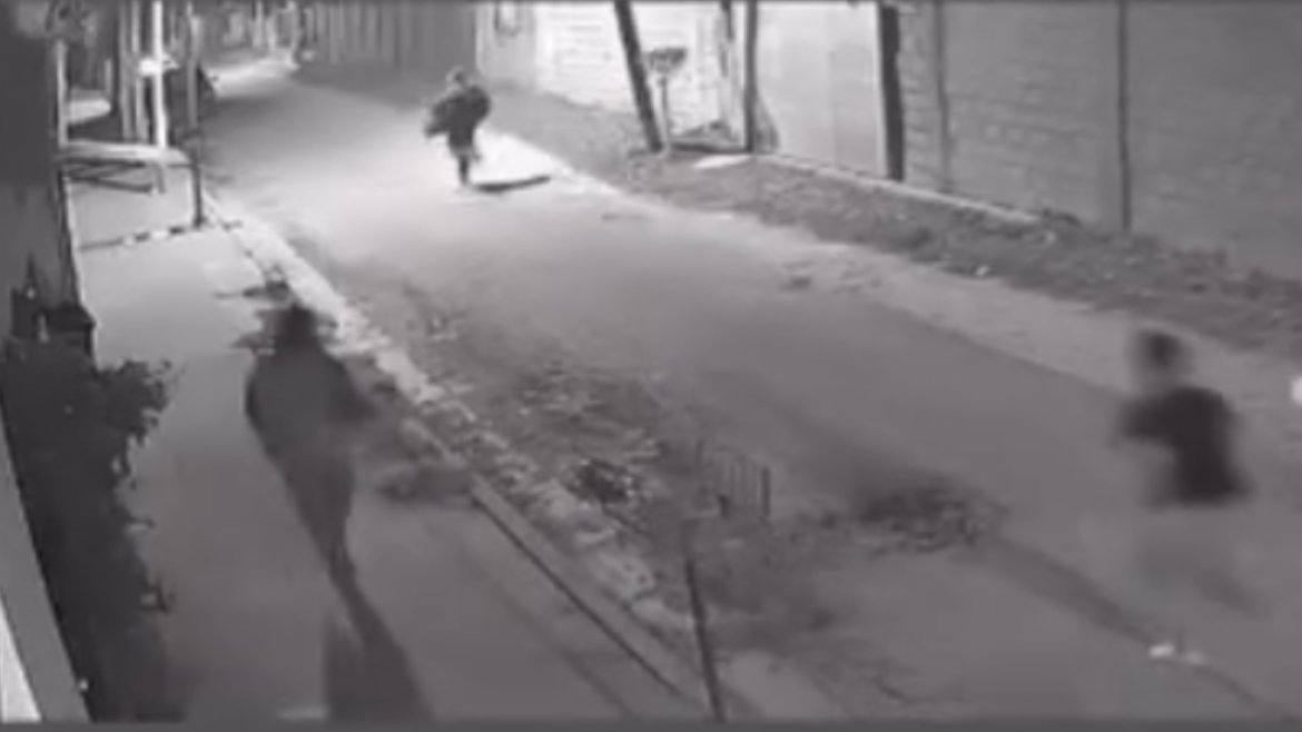 Salvaje agresión en Villa Elvira: lo corrieron por la calle, lo golpearon y terminó apuñalado