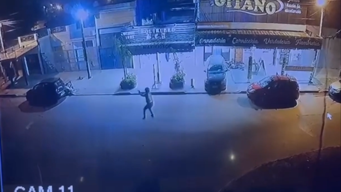 Video: un motociclista se defendió a los tiros de un intento de robo y mató a un adolescente de 16 años